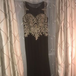 Elegant Floor Length Gown, Black and Gold size 8